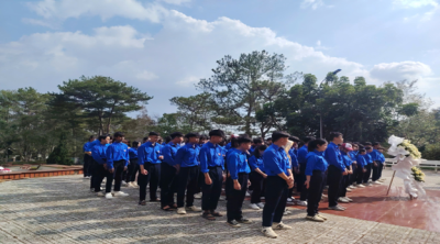 Viếng đài tưởng niệm