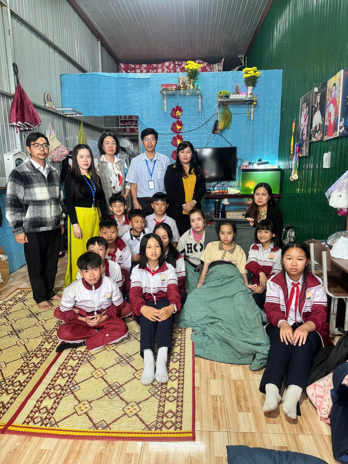 Thầy cô và các bạn thăm hỏi và động viên bạn Nguyễn Hoàng Linh Đan